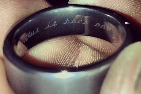 Mulher surpreende marido com mensagem secreta dentro de aliança de casamento