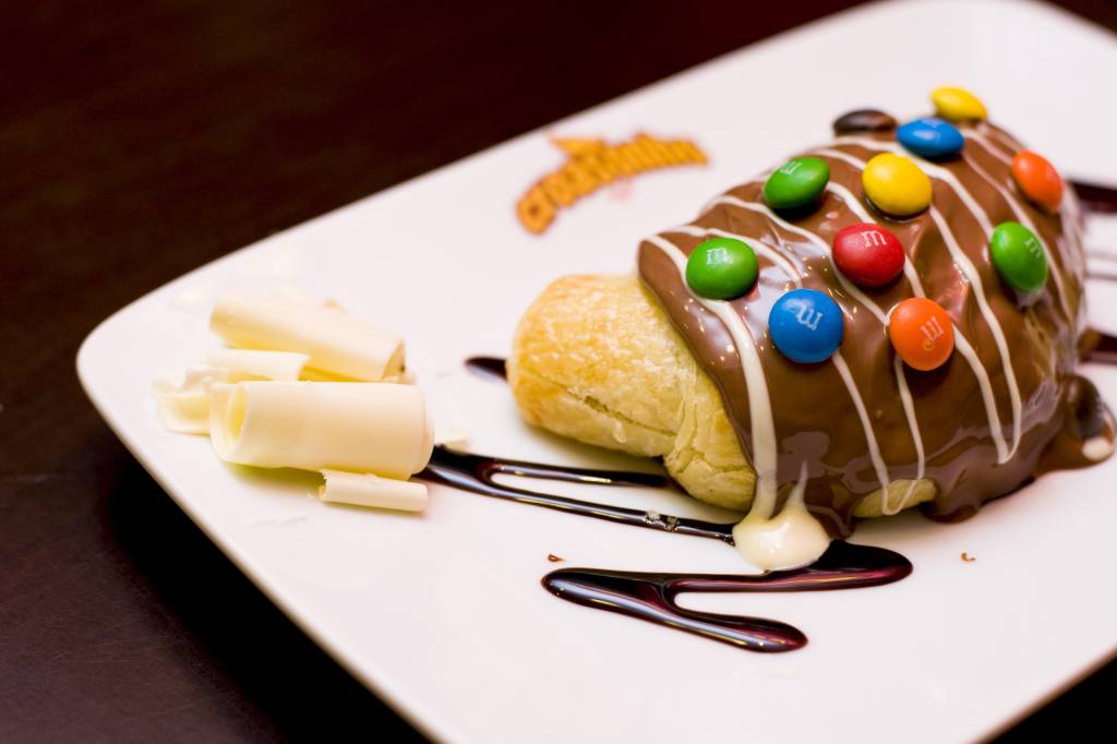 Chocolate preto e branco com M&Ms Chocolate preto e branco com M&Ms