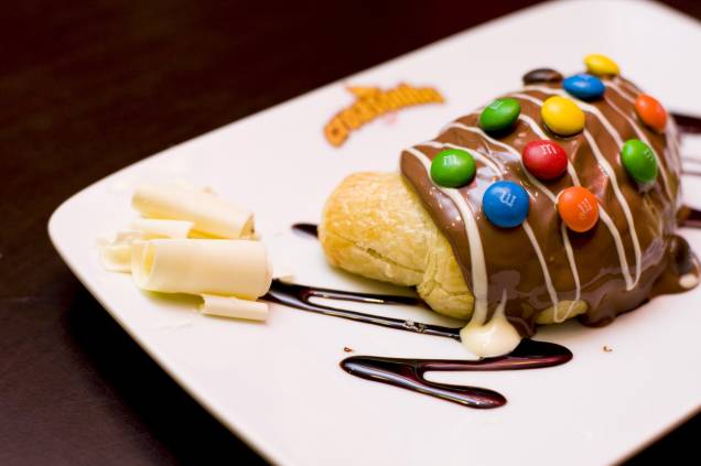 Chocolate preto e branco com M&Ms Chocolate preto e branco com M&Ms