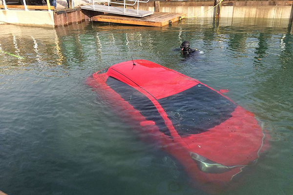 Jovem de 23 anos dá “mergulho” inesperado após seguir instruções do GPS