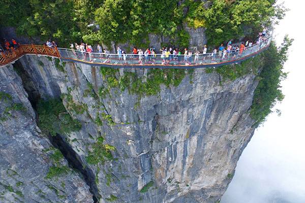 Conheça a passarela de vidro que fica 180 metros acima do chão em montanha na China