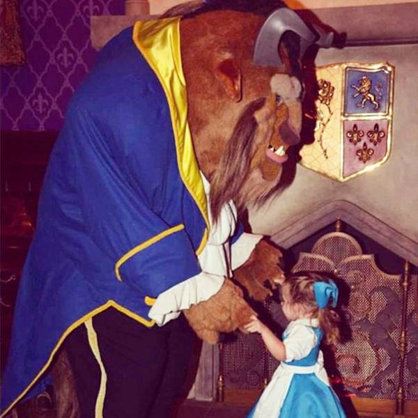 Mãe costura fantasias incrivelmente detalhistas para visita de sua filha à Disney