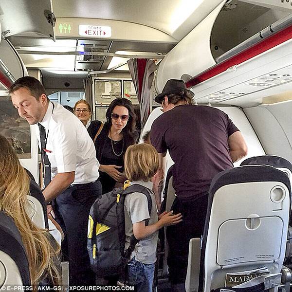 Angelina Jolie e Brad Pitt viajam com filhos na classe econômica