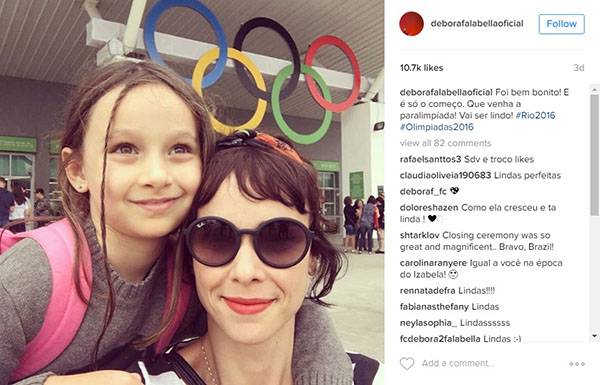 Em raro clique, Débora Falabella posa ao lado da filha, Nina, para celebrar Olimpíada do Rio de Janeiro