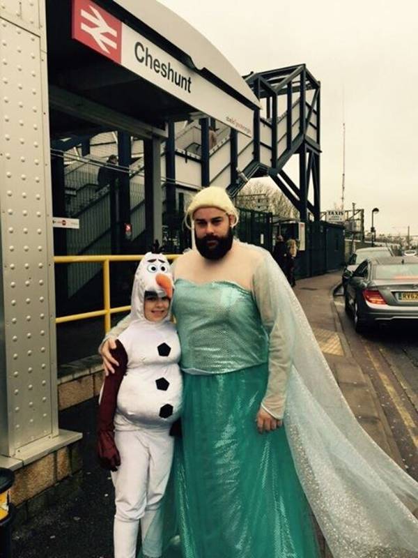 Pai se fantasia de Elsa para levar sua filha para assistir ‘Frozen’ nos cinemas