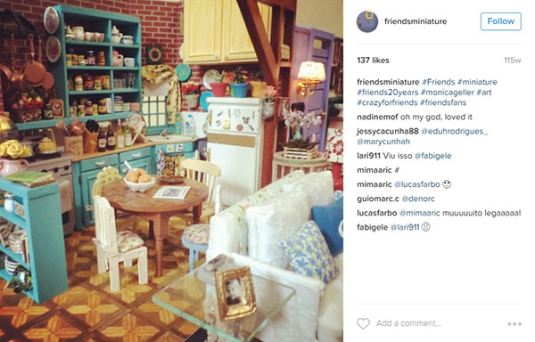 Uma fã paulista do seriado “Friends” criou uma versão em miniatura do apartamento da Monica Geller