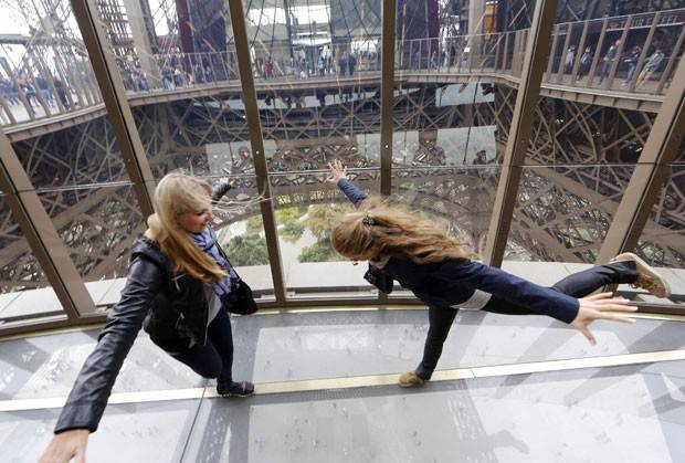 Torre Eiffel inaugura novo piso de vidro a 57 metros de altura; veja fotos