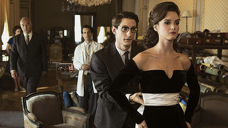 Pierre Niney na pele do célebre costureiro: prova de roupa na maison Christian Dior com a modelo interpretada por Charlotte Le Bon