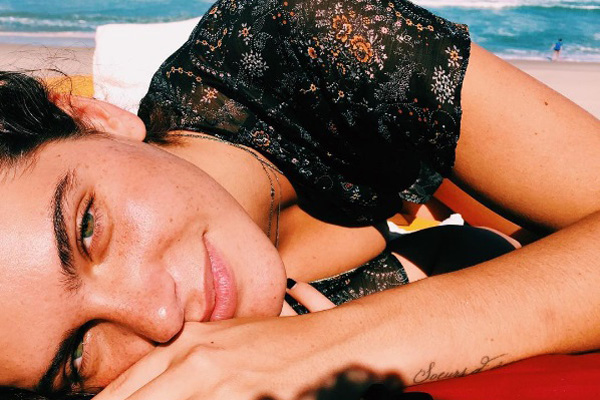 Namorada de Cauã Reymond, Mariana Goldfarb publica foto íntima no Instagram e se arrepende