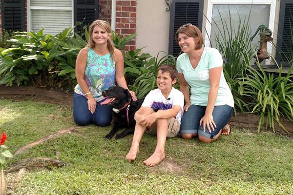 Após perder sua mascote, garotinho é flagrado por câmeras abraçando cachorro do vizinho