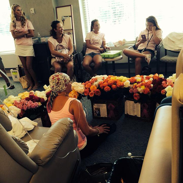 Homem surpreende esposa com centenas de rosas (e uma boa ação) no último dia de quimioterapia