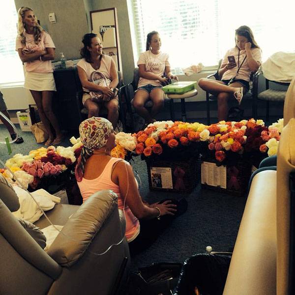 Homem surpreende esposa com centenas de rosas (e uma boa ação) no último dia de quimioterapia