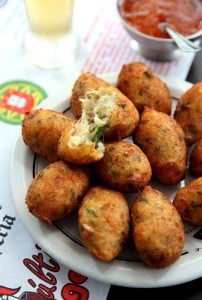Bolinho de bacalhau do &Uacute;ltimo Gole: bom par para o chope (foto: Romero Cruz)