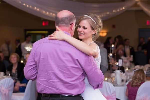 Mulher dança com homem que salvou sua vida no dia de seu casamento
