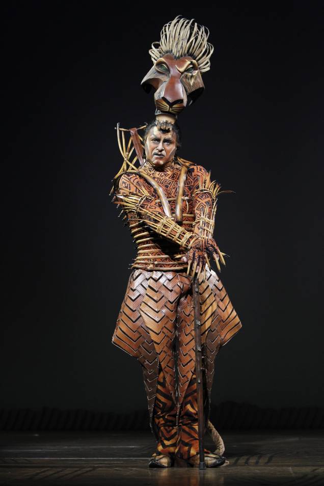 J. Anthony Crane como Scar, o irmão malvado do rei Mufasa. J. Anthony Crane como Scar, o irmão malvado do rei Mufasa.