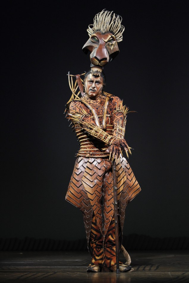 J. Anthony Crane como Scar, o irmão malvado do rei Mufasa. J. Anthony Crane como Scar, o irmão malvado do rei Mufasa.