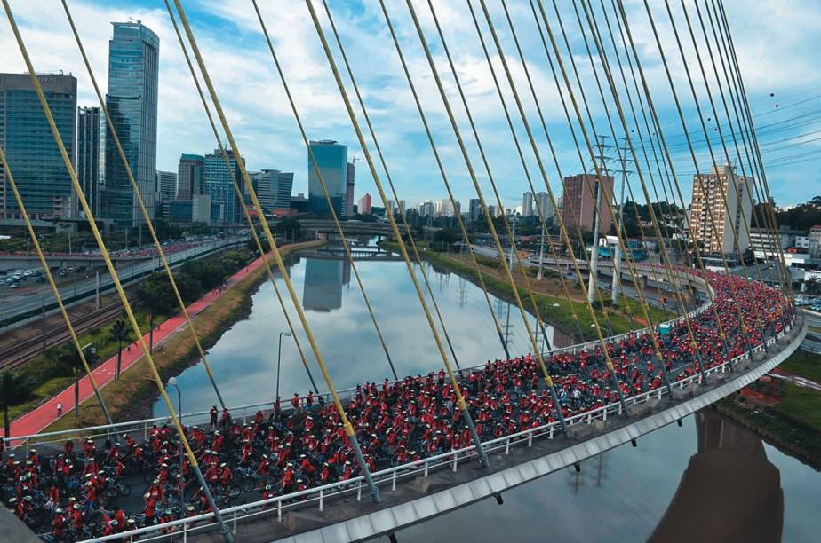 Largada do World Bike Tour: 8.000 ciclistas fizeram o trajeto Largada do World Bike Tour: 8.000 ciclistas fizeram o trajeto