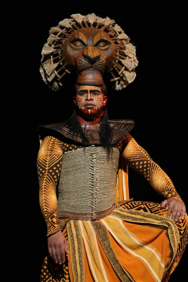 Dionne Randolph interpretando o rei das selvas, Mufasa, pai de Simba. Dionne Randolph interpretando o rei das selvas, Mufasa, pai de Simba.