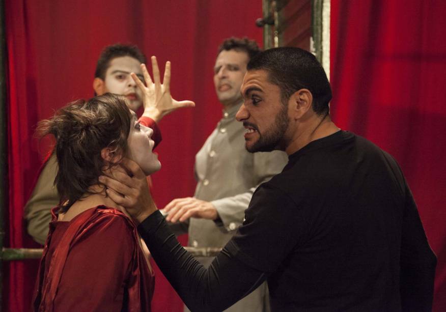 Os potiguares da cia. Clowns de Shakespeare apresentam Hamlet — Um Relato Dramático Medieval Os potiguares da cia. Clowns de Shakespeare apresentam Hamlet — Um Relato Dramático Medieval