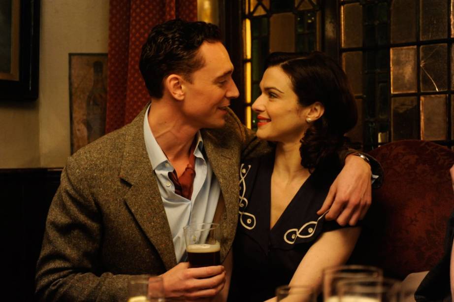 Rachel Weisz e Tom Hiddleston em Amor Profundo: história se passa na década de 50 Rachel Weisz e Tom Hiddleston em Amor Profundo: história se passa na década de 50