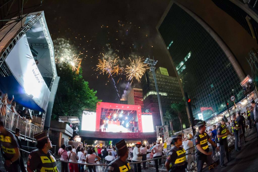 Palco do réveillon 2023 começa a ser montado na Avenida Paulista