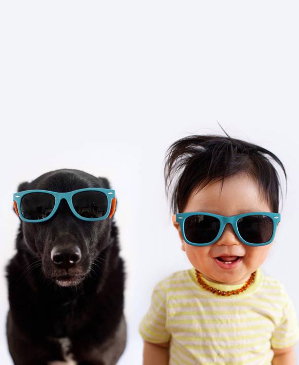 Bebê + cachorro + acessórios = explosão de fofura