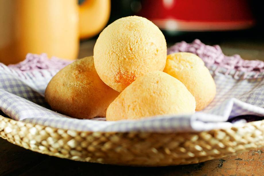 Pão de queijo redondinho e com interior aerado Pão de queijo redondinho e com interior aerado