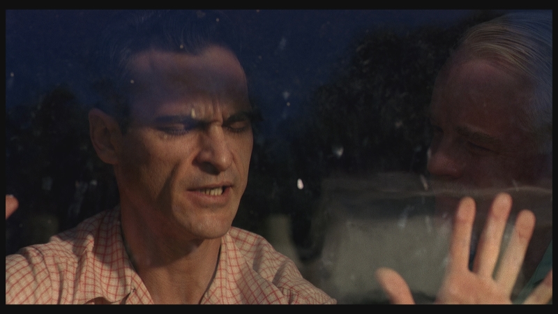 O Mestre: Phoenix interpreta um seguidor fanático de uma seita religiosa O Mestre: Phoenix interpreta um seguidor fanático de uma seita religiosa