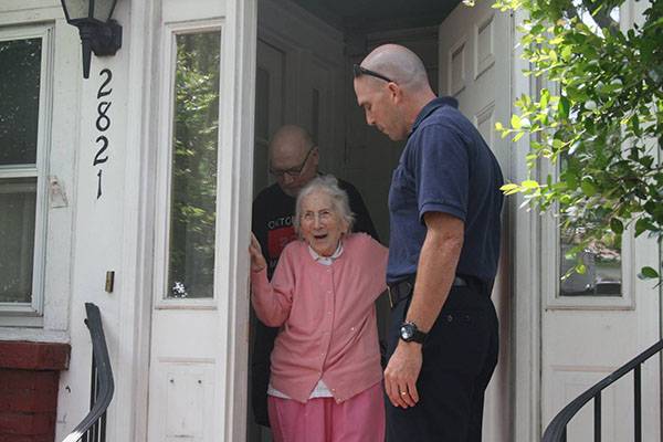 Mulher é homenageada pelo Corpo de Bombeiros no dia de seu aniversário de 100 anos