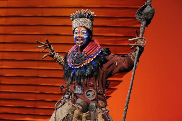 Rafiki (Buyi Zama) é a narradora da história. No filme o personagem era masculino. Rafiki (Buyi Zama) é a narradora da história. No filme o personagem era masculino.