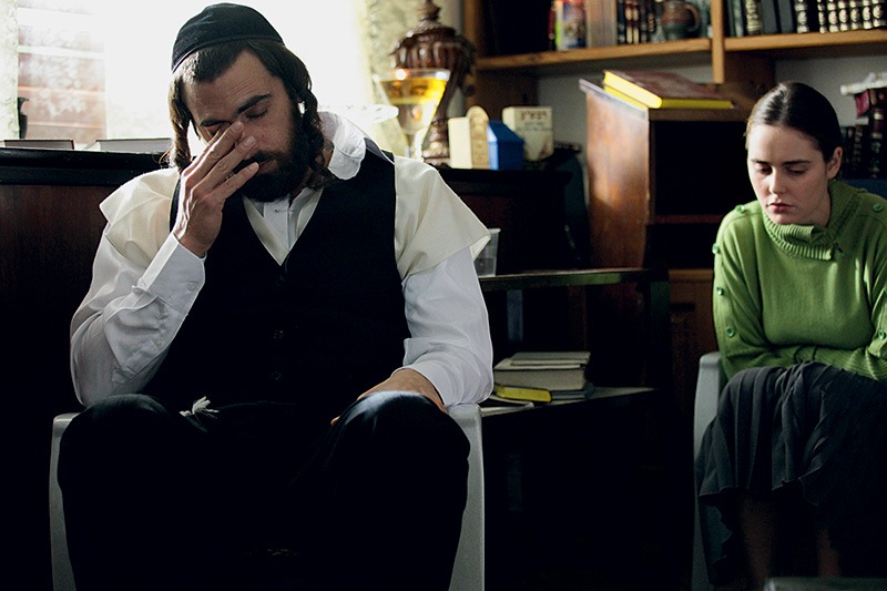 Preenchendo o Vazio: os pais de Shira, família de judeus ortodoxos, querem que a moça se case com o marido da irmã falecida Preenchendo o Vazio: os pais de Shira, família de judeus ortodoxos, querem que a moça se case com o marido da irmã falecida