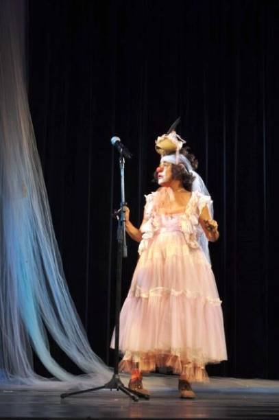 O Amante da Rainha: a jovem Carolina Matilde da Grã-Bretanha, rainha dinamarquesa, se envolve com o médico da corte e confidente de seu marido, o rei Cristiano VII O Amante da Rainha: a jovem Carolina Matilde da Grã-Bretanha, rainha dinamarquesa, se envolve com o médico da corte e confidente de seu marido, o rei Cristiano VII