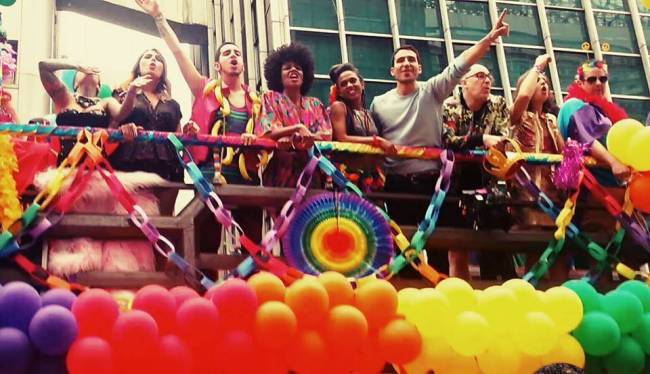 elenco da série Sense 8 na 20ª parada LGBT