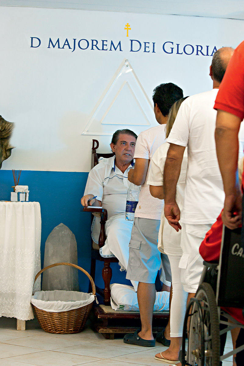 João de Deus: o médium do povo (e dos poderosos)