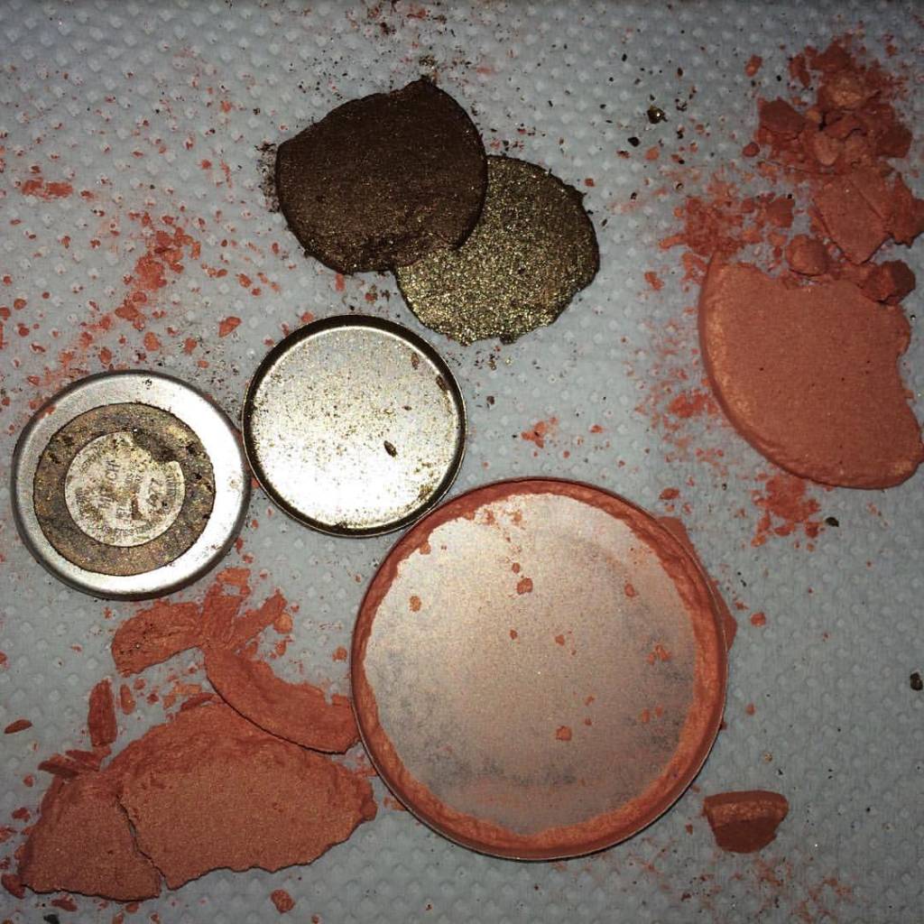 Em vídeo, aprenda a consertar sombra, blush, rímel e delineador