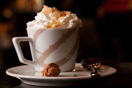 Sweet coffee: expresso, licor de café, espuma de maçã caramelada e lâminas de amêndoa tostada (R$ 9,00 - 180 ml) Sweet coffee: expresso, licor de café, espuma de maçã caramelada e lâminas de amêndoa tostada (R$ 9,00 - 180 ml)