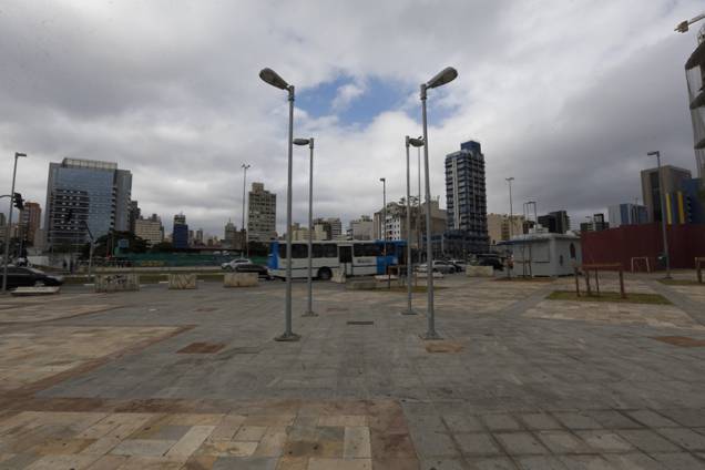 Inauguração: praça vazia e sem bancos no Largo da Batata Inauguração: praça vazia e sem bancos no Largo da Batata