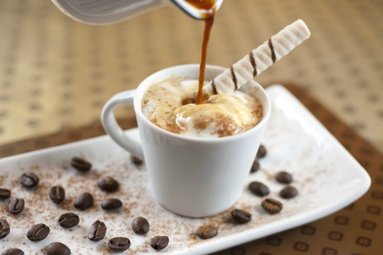 Escafandro: expresso, licor Amarula, sorvete de creme, chocolate em pó e canudo de biju (R$ 11,60 - 100 ml) Escafandro: expresso, licor Amarula, sorvete de creme, chocolate em pó e canudo de biju (R$ 11,60 - 100 ml)