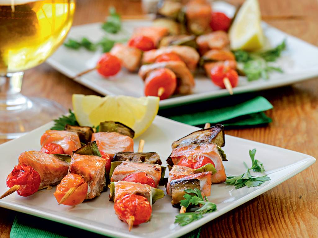 Receita leve de espetinhos de salmão e vegetais