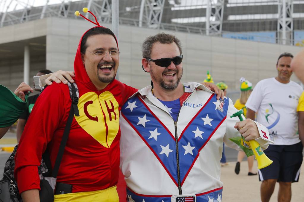 Jogo entre Brasil e México tem invasão de Chapolins e Chaves; veja fotos