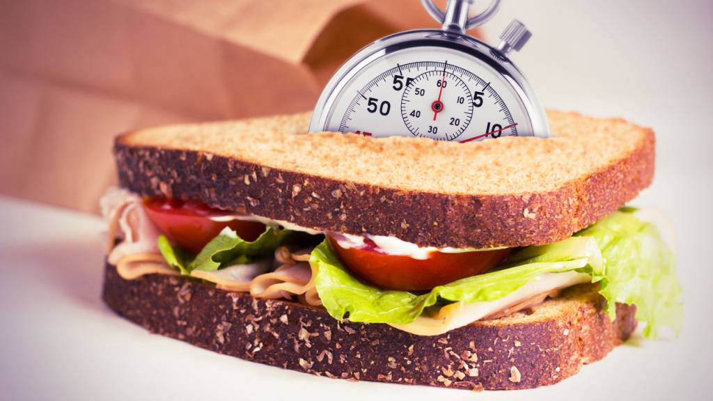 Como manter uma rotina saudável almoçando fora todos os dias?