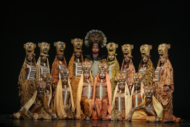 Mufasa com sua corte de leoas.
