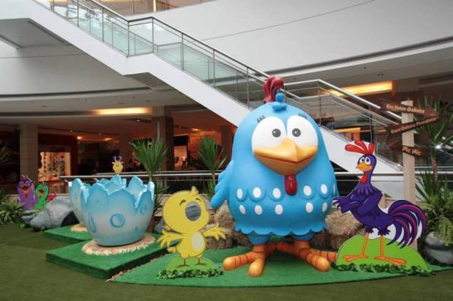 O cenário é decorado com pelúcias e imagens de toda a turminha O cenário é decorado com pelúcias e imagens de toda a turminha