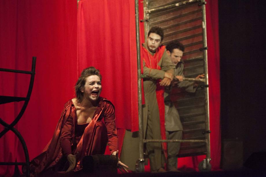 Os potiguares da cia. Clowns de Shakespeare apresentam Hamlet — Um Relato Dramático Medieval Os potiguares da cia. Clowns de Shakespeare apresentam Hamlet — Um Relato Dramático Medieval