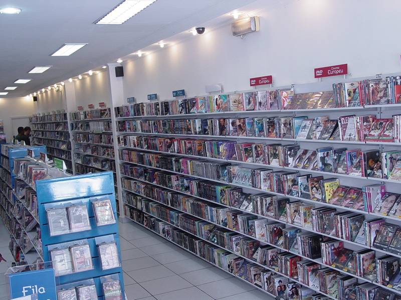 Lojas da 2001 Video, que vão fechar as portas, têm ainda muitos filmes à venda