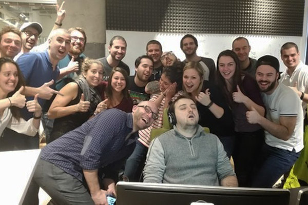 Estagiário é flagrado tirando cochilo no primeiro dia de trabalho e vira piada na internet