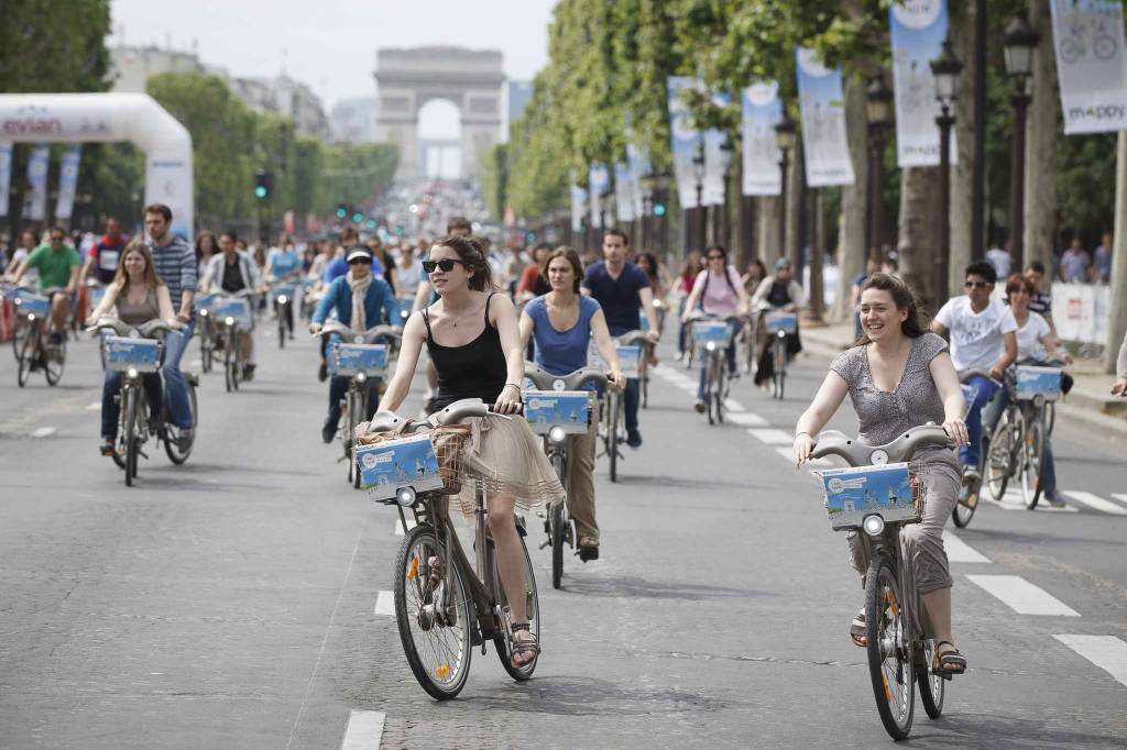 2048×1536-fit_paris-le-16-juin-2013-avenue-des-champs-elysees-seconde-edition-des-24h-du-velib-velo-foule-arc-de