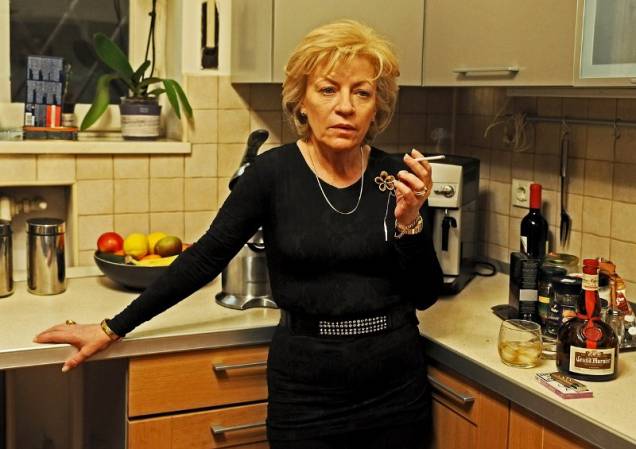 Instinto Materno: a protagonista Luminita Gheorghiu, muitos cigarros e casacos de pele Instinto Materno: a protagonista Luminita Gheorghiu, muitos cigarros e casacos de pele