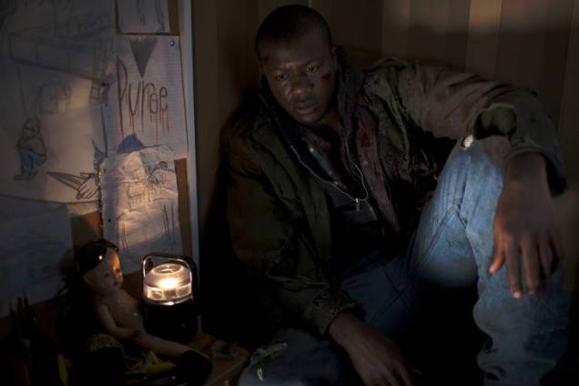 Uma Noite de Crime: o ator Edwin Hodge interpreta o personagem Stranger Uma Noite de Crime: o ator Edwin Hodge interpreta o personagem Stranger