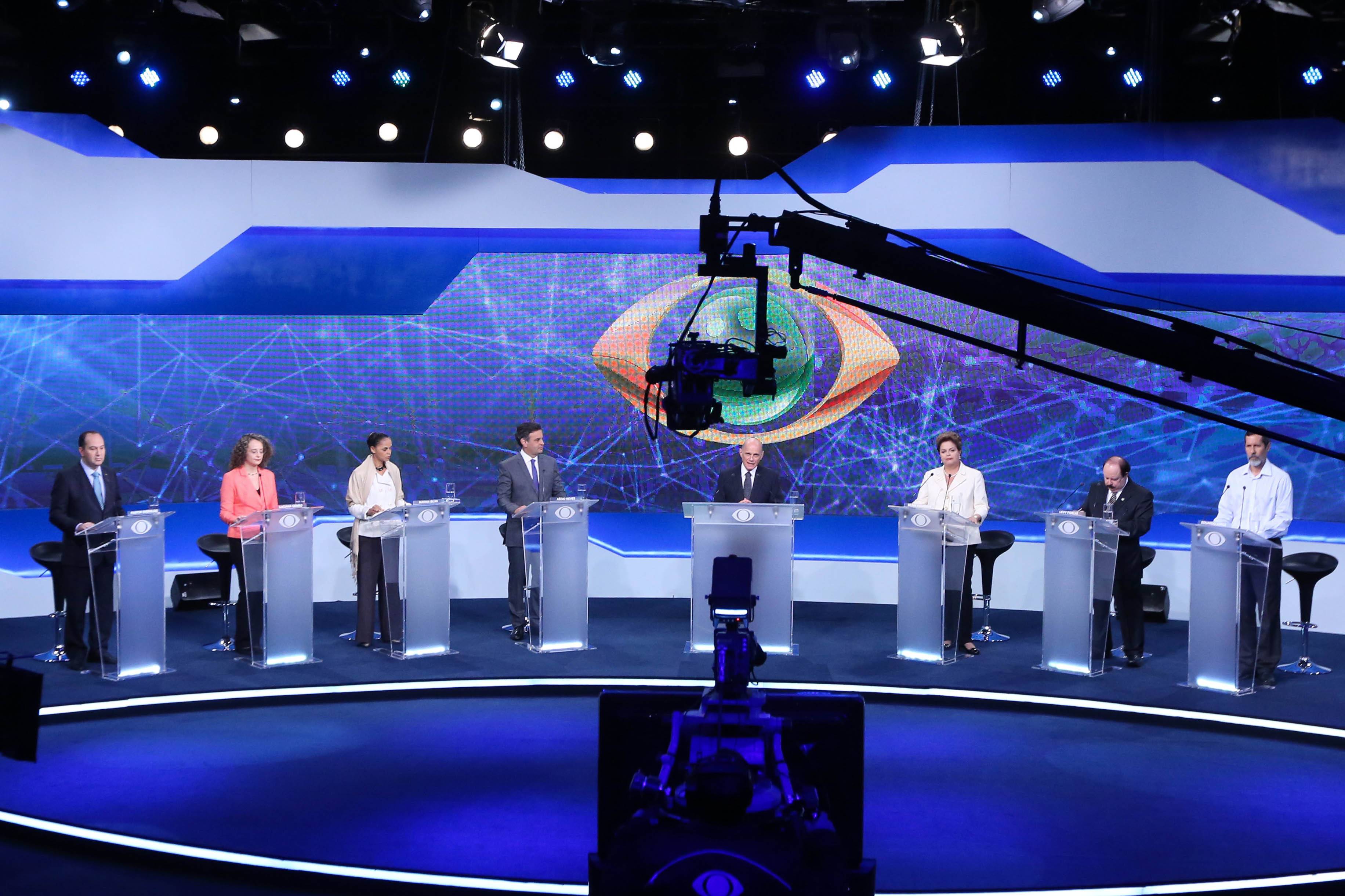 Mechas, penteados, óculos e até o bigode de um dos candidatos à presidência viram piada na internet